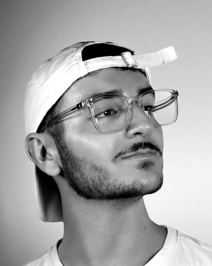 Portrait de Faustin Surtel, casquette à l'envers et lunettes transparentes